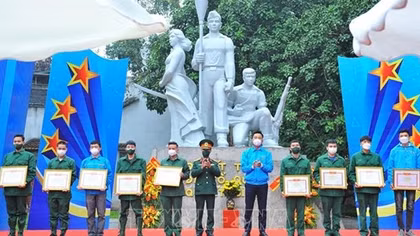 Hà Nội gặp mặt thanh niên nhập ngũ và tuyên dương quân nhân xuất ngũ tiêu biểu