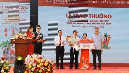 Agribank trao sổ Tiết kiệm 1 tỷ đồng cho khách hàng trúng giải Đặc biệt Chương trình “Mùa hè xanh – Tăng nhanh tích lũy”