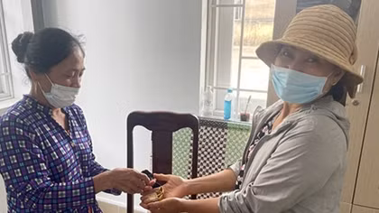 Quét rác ở chợ, nữ lao công nhặt được túi vàng