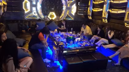 25 thanh niên dương tính với ma túy đang "bay lắc" trong quán karaoke lúc rạng sáng