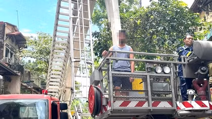 Cháy khách sạn phố cổ, Cảnh sát dùng xe thang đưa khách ra ngoài