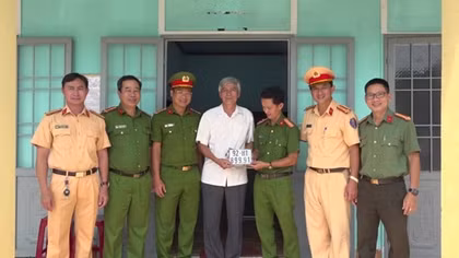 Ngày đầu triển khai phân cấp đăng ký ô tô, mô tô, xe máy tại nhiều địa phương