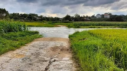 Đi cùng bố qua máng tràn, bé gái bị nước cuốn trôi