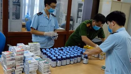 Tăng cường chống buôn lậu qua cảng hàng không quốc tế