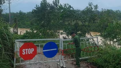 Nước vây tứ bề, Công an căng dây cảnh báo người dân
