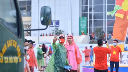 CĐV đội mưa đến sân Mỹ Đình
