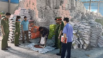 Khởi tố thêm 3 bị can liên quan đến hành vi sản xuất hàng giả là phân bón