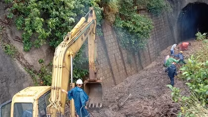 Thông tuyến hầm đường sắt qua đèo Cả sau hơn 4 giờ ách tắc vì sự cố sạt lở