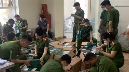 Biến khóa trôi nổi thành hàng hiệu rồi lên mạng bán