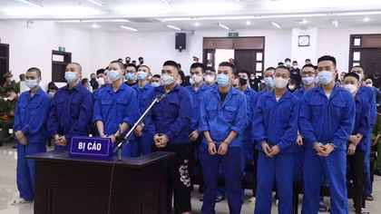 Chửi nhau trên facebook, 27 thanh niên truy sát trên phố