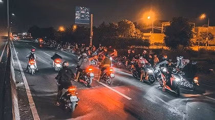 Dùng ôtô chở xe máy đến QL56 để đua xe