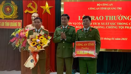 Công an Quảng Trị thưởng các đơn vị có thành tích xuất sắc trong đấu tranh, phòng chống tội phạm