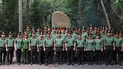 Dâng hương tri ân các anh hùng, liệt sĩ  Ban An ninh Trung ương Cục miền Nam