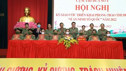 Cụm thi đua số 4 ký giao ước thi đua Vì ANTQ