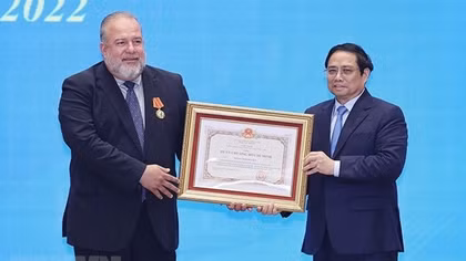 Thủ tướng Cuba Manuel Marrero Cruz đón nhận Huân chương Hồ Chí Minh