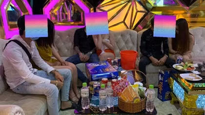 Nữ tiếp viên thoát y "hát với khách" trong phòng karaoke
