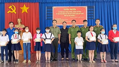 Công an tỉnh Tây Ninh tặng quà và học bổng cho học sinh nghèo