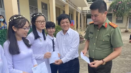 Báo CAND cùng nhà hảo tâm tặng quà học sinh nghèo học giỏi tại Bến Tre