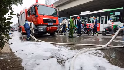 Hiện trường đám cháy giữa trưa rằm tháng Giêng ở Hà Nội