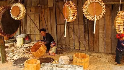 Người làm trống thiêng