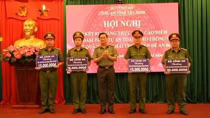 Bộ Công an khen thưởng đột xuất 5 tập thể phá chuyên án cướp ở Tây Ninh