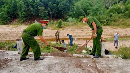 Công an xã tham gia gom dọn hơn 1 tấn rác sinh hoạt