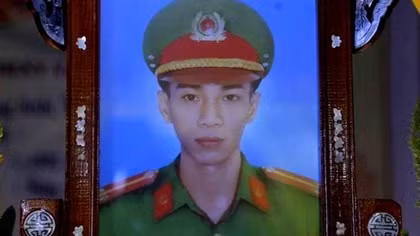 Nghẹn ngào tang lễ Trung úy Công an tử nạn trong mưa lũ