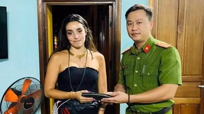 Công an Hội An trao trả du khách nước ngoài tài sản bị đánh rơi
