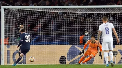 Messi đá hỏng phạt đền trong ngày Ronaldo lập siêu phẩm