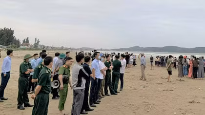 Lao xuống biển cứu em trai, cả hai mất tích