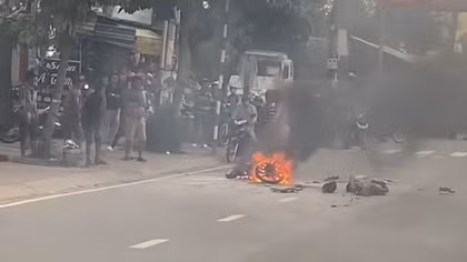 Sau va chạm, nam sinh lớp 9 tử vong, xe máy bốc cháy