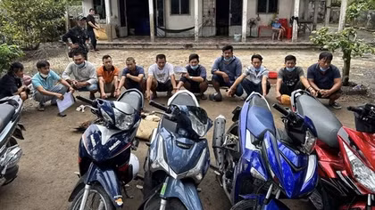 Nhộn nhạo sới gà trong căn nhà bỏ hoang