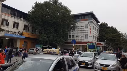 Cần tổ chức lại hoạt động taxi quanh ga Hà Nội