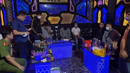 7 đối tượng thuê phòng karaoke tổ chức “tiệc” ma túy