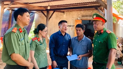 Công an huyện Ea H’leo thăm gia đình 3 học sinh bị đuối nước