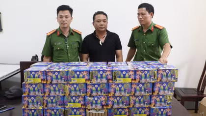 Triệt xóa đường dây xuyên Việt, thu gần 2,5 tạ pháo