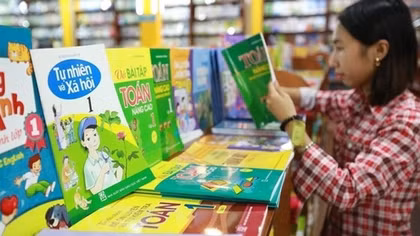 Cung ứng sách giáo khoa lớp 3, lớp 7 và lớp 10 cho học sinh trước ngày 15/8