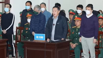 Hai cựu Tư lệnh “bảo kê” buôn lậu xăng dầu phân trần gì ở phiên tòa phúc thẩm?