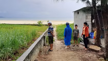 Người dân vùng sạt lở khẩn cấp mong chờ sớm được di dời