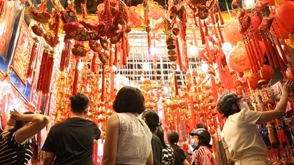 Đêm trên con phố bán đồ trang trí Tết lớn nhất TP Hồ Chí Minh