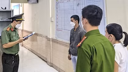 Hai giám đốc bị bắt vì giúp “chuyên gia” nhập cảnh trái phép