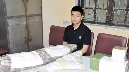 Khởi tố đối tượng tàng trữ 2 khẩu súng trường và gần 900 viên đạn trong nhà trọ