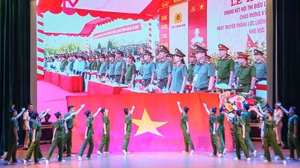 Công an các địa phương kỷ niệm 60 năm Ngày truyền thống lực lượng CSND