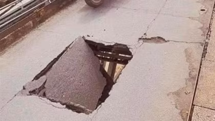 Cầu Long Biên liên tục bị “thủng”, nguy hiểm rình rập