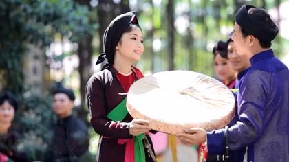Vì tình nên phải đi trăng về mờ