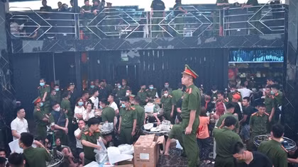 Phát hiện 224 "dân bay" trong quán bar có ma tuý, bóng cười