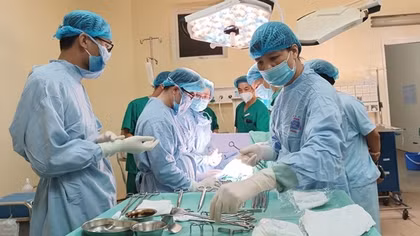 Mổ cấp cứu bắt con cho sản phụ ung thư giai đoạn 4