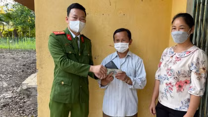 Công an xã trả lại tiền đánh rơi cho người dân