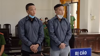 Mua súng "phòng thân", 2 người đàn ông lĩnh án