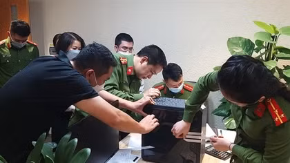 Những hình ảnh "nóng" khám xét trụ sở FLC